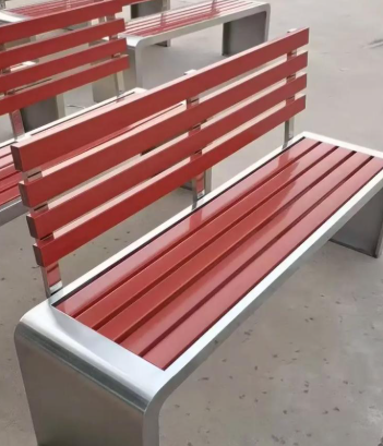 Banc de parc accessible et adapté aux personnes en situation de handicap