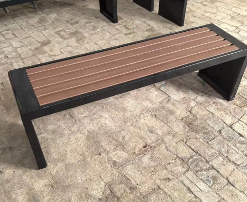 Banc de parc accessible et adapté aux personnes en situation de handicap