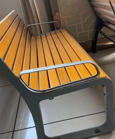 Banc de parc accessible pour personnes handicapées