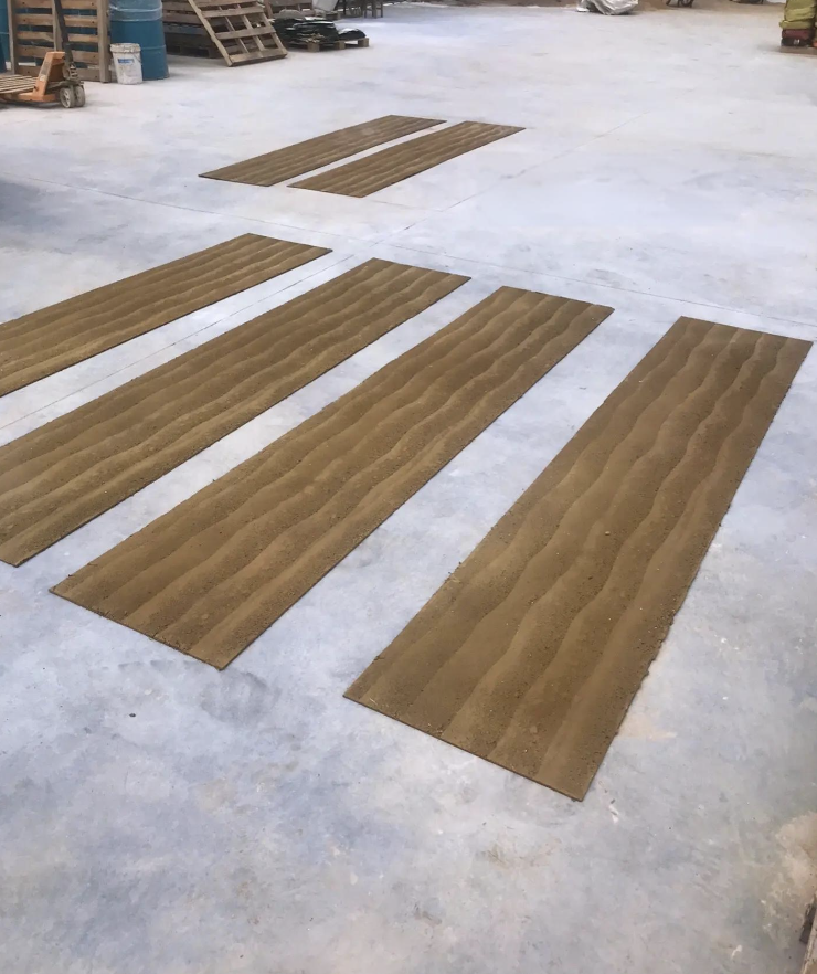 Panneau de terre battue absorbant le son