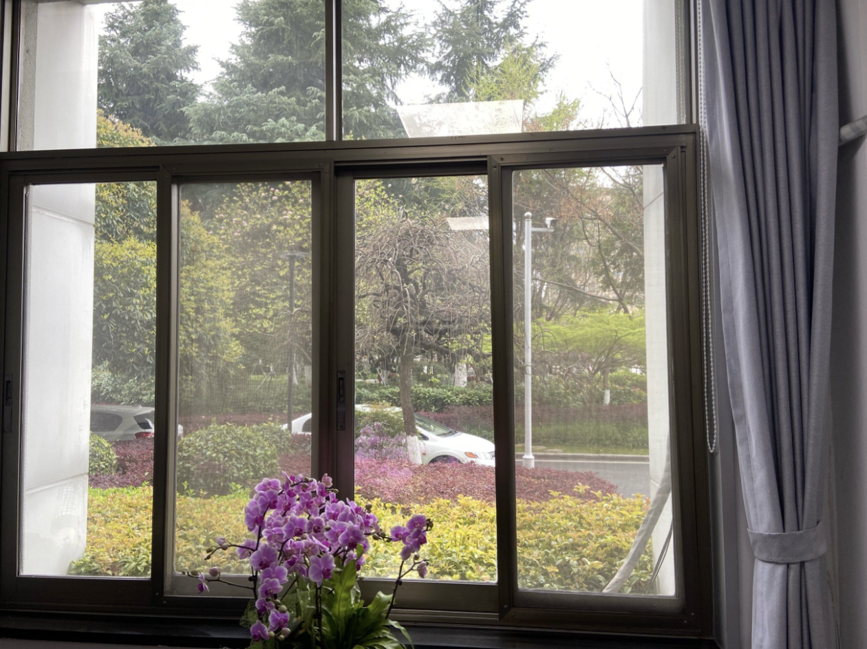 Low-Reflective Building Energy-Saving Heat Insulation Film