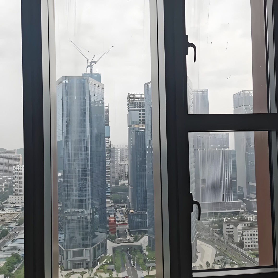 ฟิล์มฉนวนหน้าต่างอาคารสำนักงานที่มีการสะท้อนแสงต่ำ