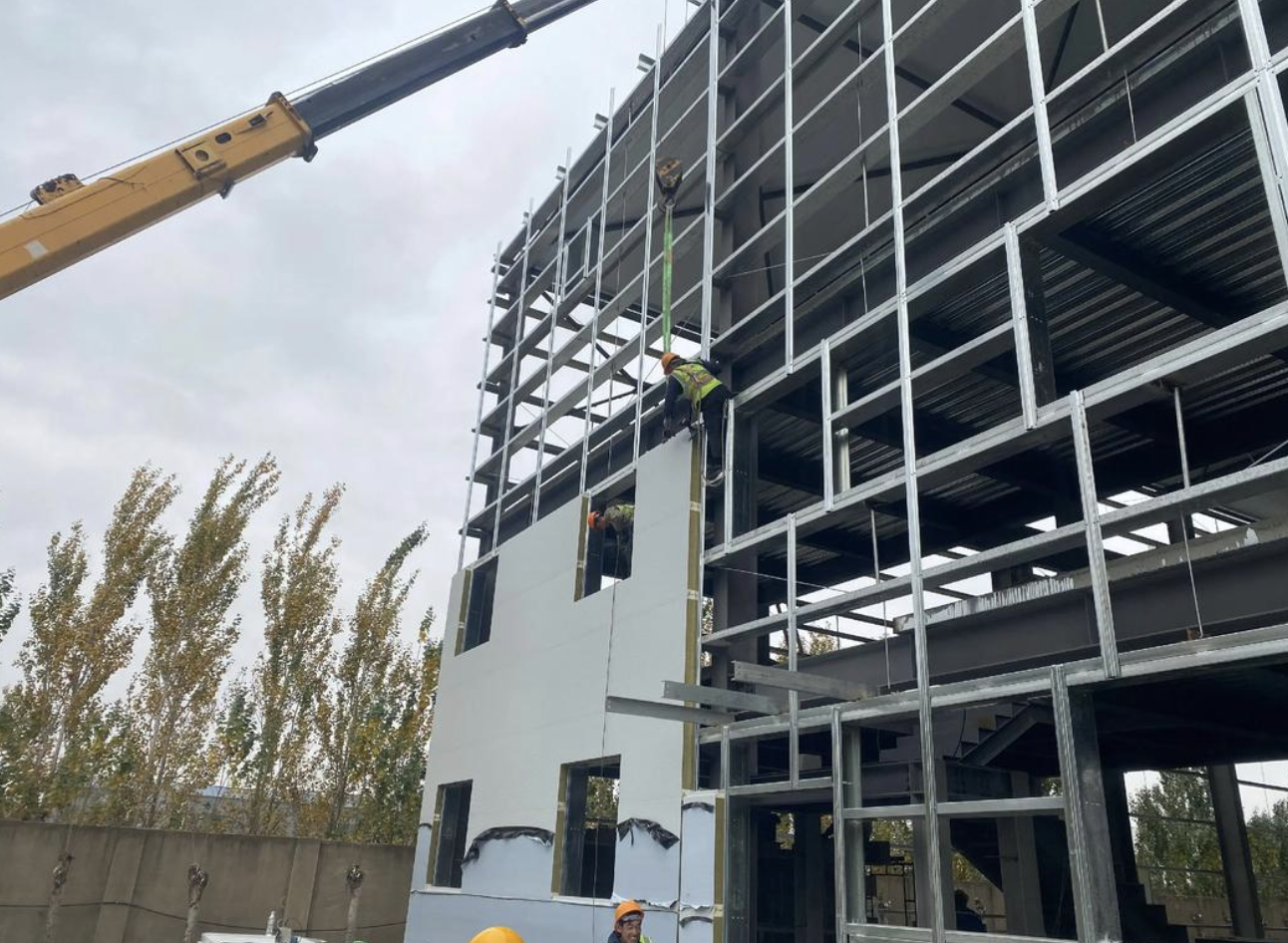 Panneau isolant sandwich en polyuréthane pour bâtiment préfabriqué