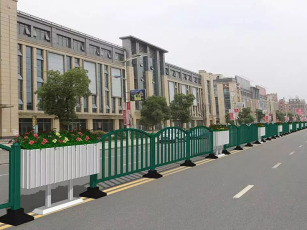 Pagar Pembatas Jalan Kotak Bunga