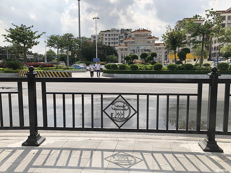 Lan can an toàn văn hóa đường đô thị