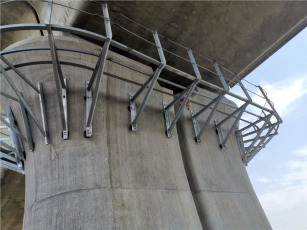 Clôture suspendue de pont