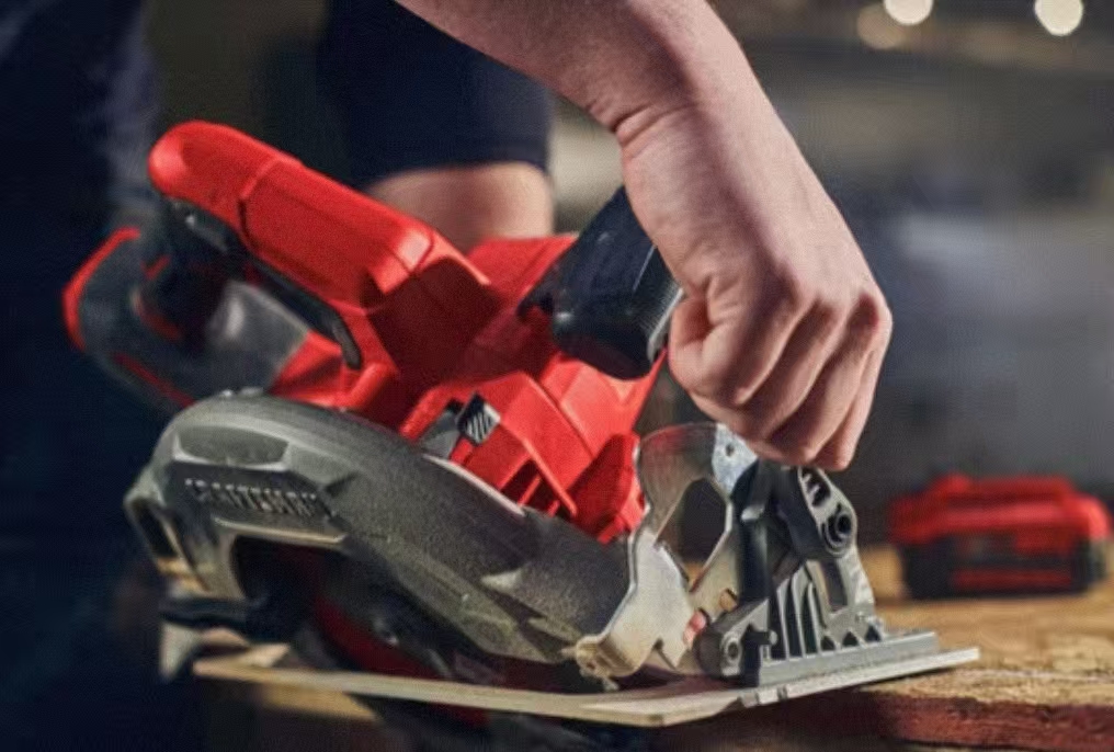 DEWALT DCS570B 20V MAX XR เลื่อยวงเดือนไร้แปรงถ่าน