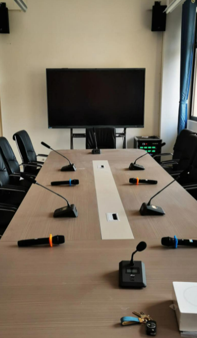 Compact Huddle Room Intelligent Meeting System