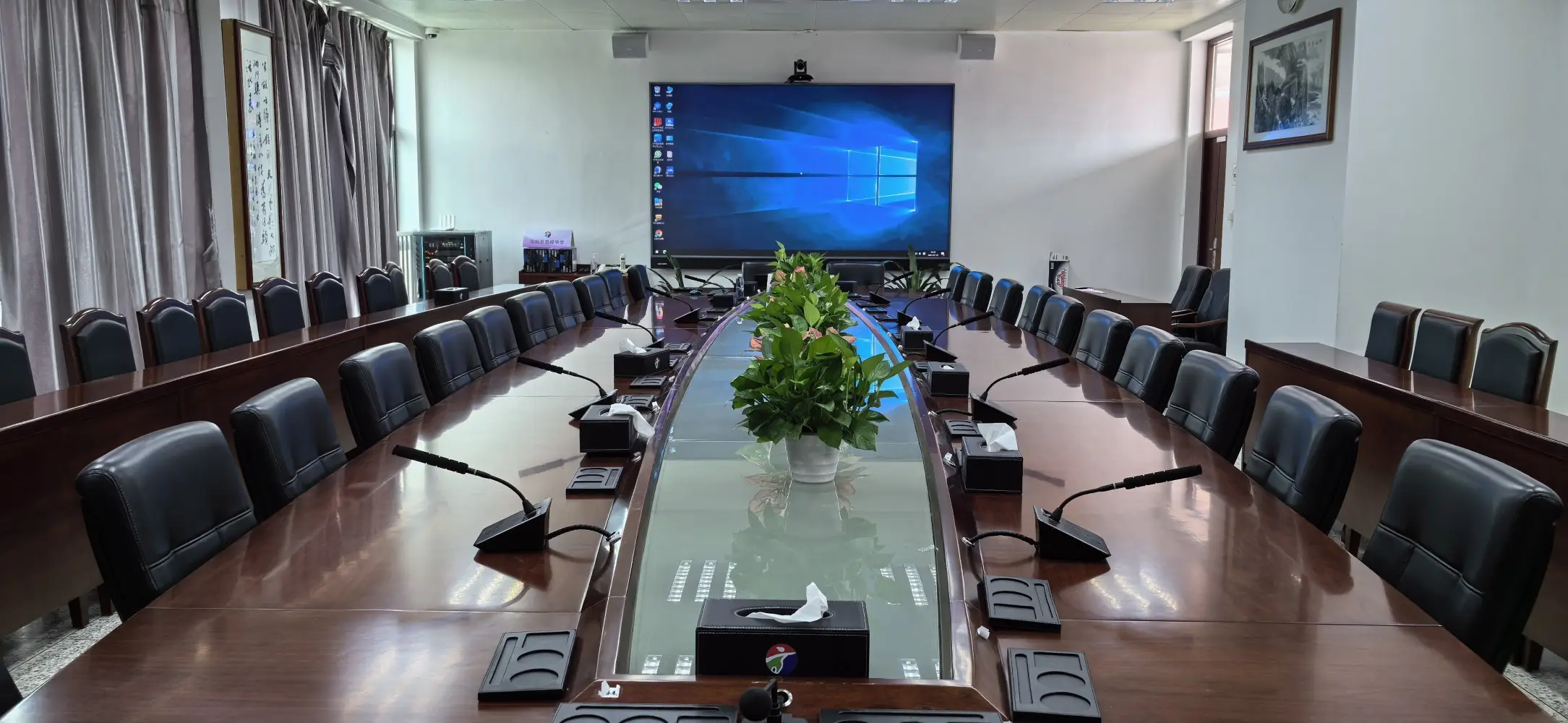 Compact Huddle Room Intelligent Meeting System