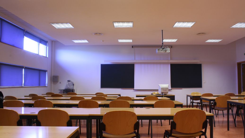 Sistem Ruang Pertemuan Cerdas Kolaborasi Jarak Menengah