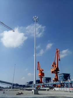 Lumière de mât élevé de quai de chantier naval et de montage