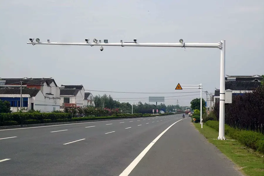 เสาตรวจสอบแบบบูรณาการบนทางหลวง