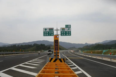 Highway Ramp Intelligent Warning <span>Traffic</span> Signal